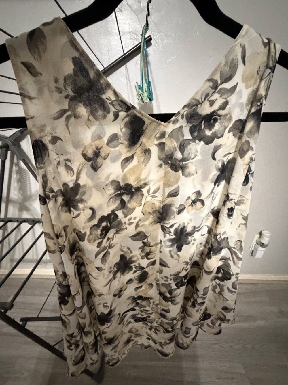 Lane Bryant Size 16 Floral V Neck Sleeveless Blouse Ivory Black Plus Size